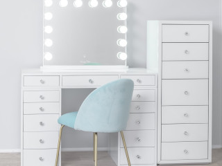 See Yourself in the Best Light with a Make Up Mirror